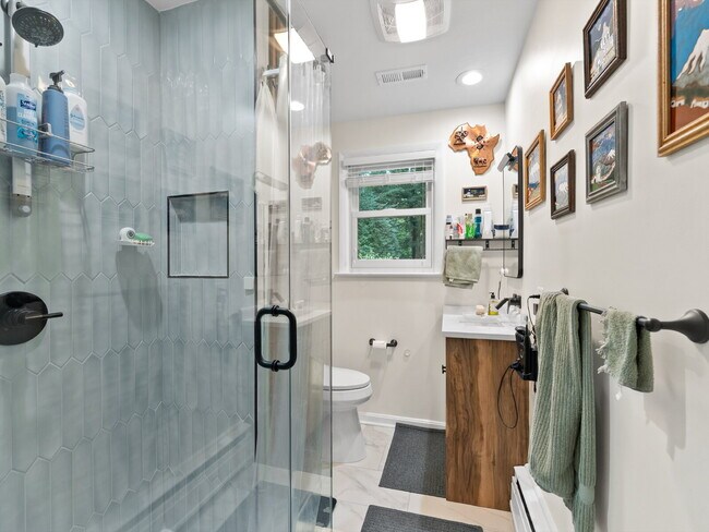 Building Photo - "Stunning 4-Bed Oasis with Granite Eleganc...