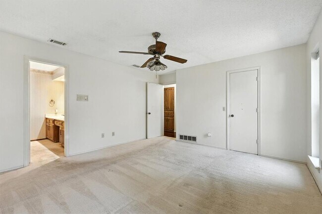 Building Photo - 1506 N Valley Pkwy