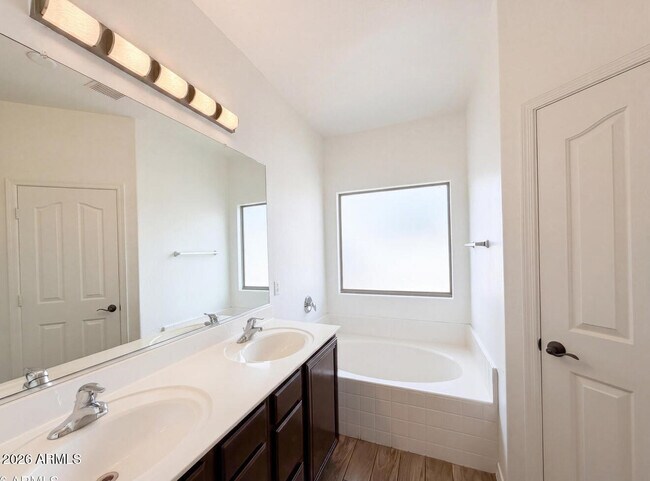 Building Photo - 606 W Beautiful Ln