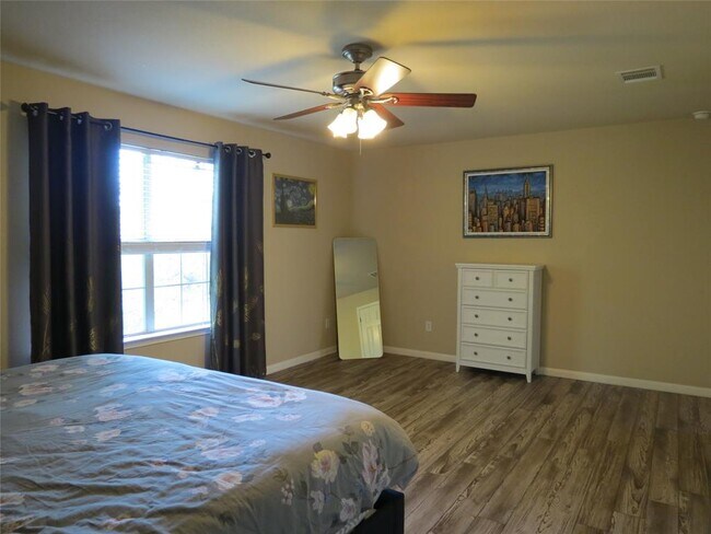 Building Photo - 402 Las Colinas Dr