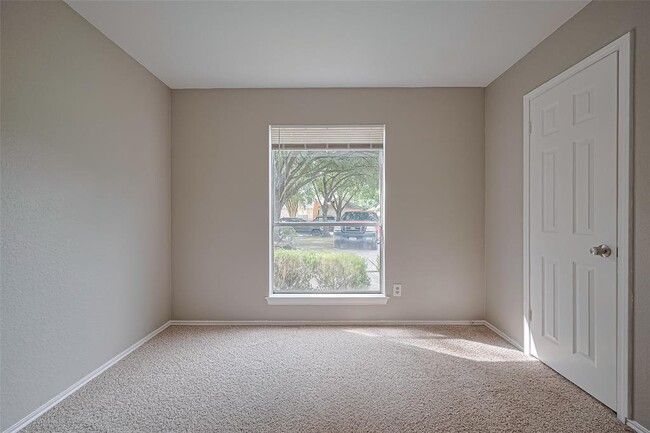 Building Photo - 2339 Loyanne Dr