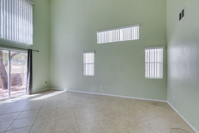 Building Photo - GORGEOUS OPEN FLOORPLAN*GATED COMMUNITY*COMMUNITY POOL AND SPA*