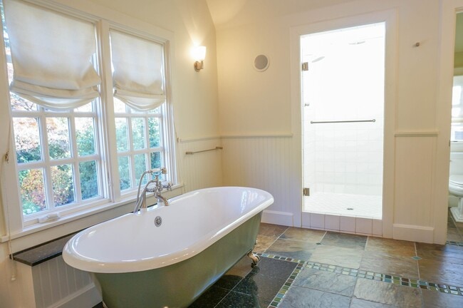 Building Photo - Dream Home in the Southwest Hills! Your Pa...