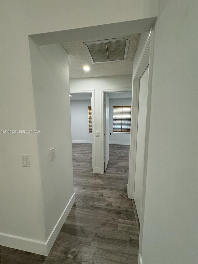 Building Photo - 4136 Pine Ridge Ln