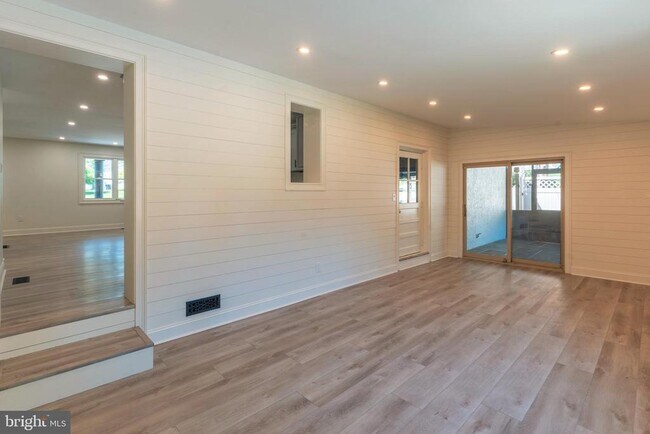 Building Photo - 248 Penncrest Dr