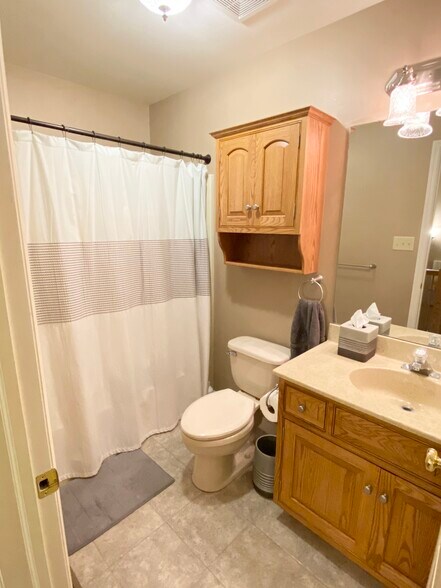 2nd Floor Full Bathroom - 532 Gamma Dr