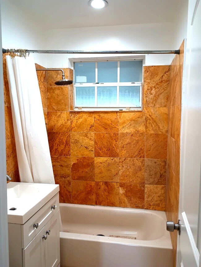 Building Photo - 2905 E 8th Ave