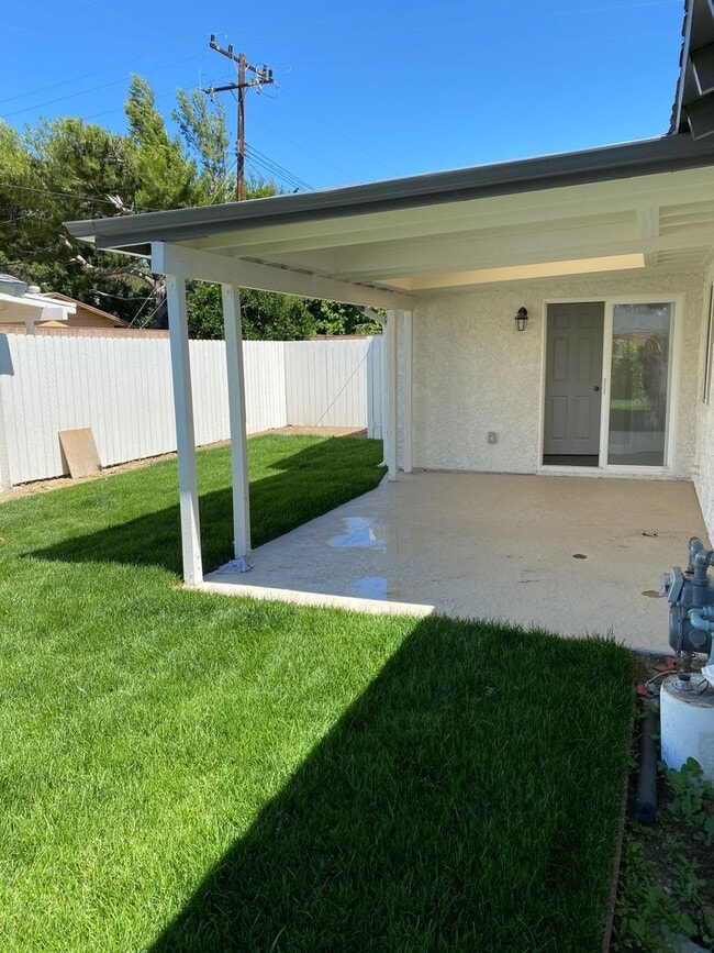 Building Photo - Completely remodeled 3 bed, 2 1/2 bath sin...