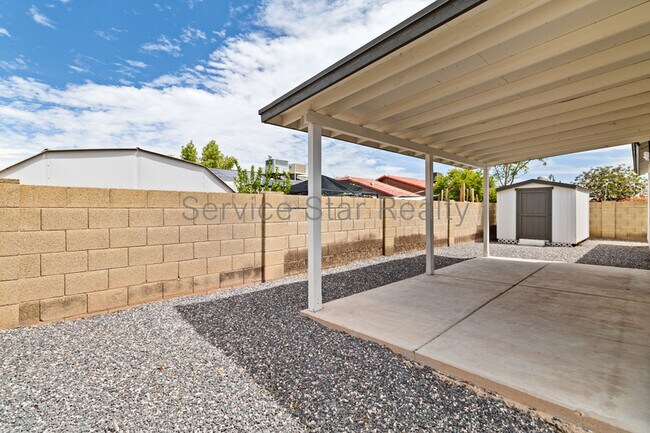 Building Photo - 1408 E Carson Rd