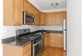 Building Photo - BEAUTIFUL LARGE 1 BED/1 BATH TOWNHOUSE RENTAL W/IN-UNIT LAUNDRY AND PARKING.....MUST SEE!!