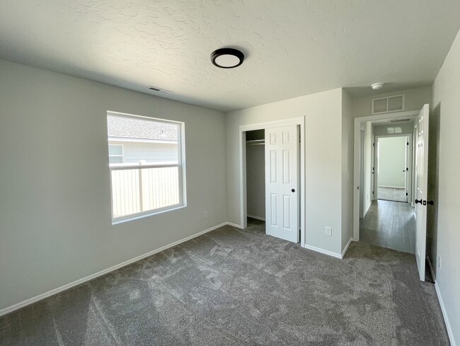 Building Photo - 12633 Dovekie St