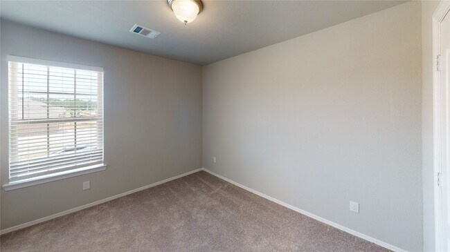 Building Photo - 707 Thicket Bluff Dr