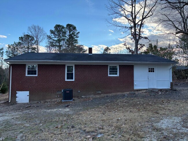Building Photo - 3 BED, 1 BATH BRICK HOME LOCATED IN ASHEBORO