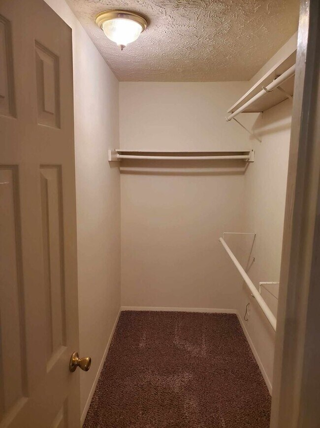 Building Photo - 2 Bedroom, 2 Bath Apartment