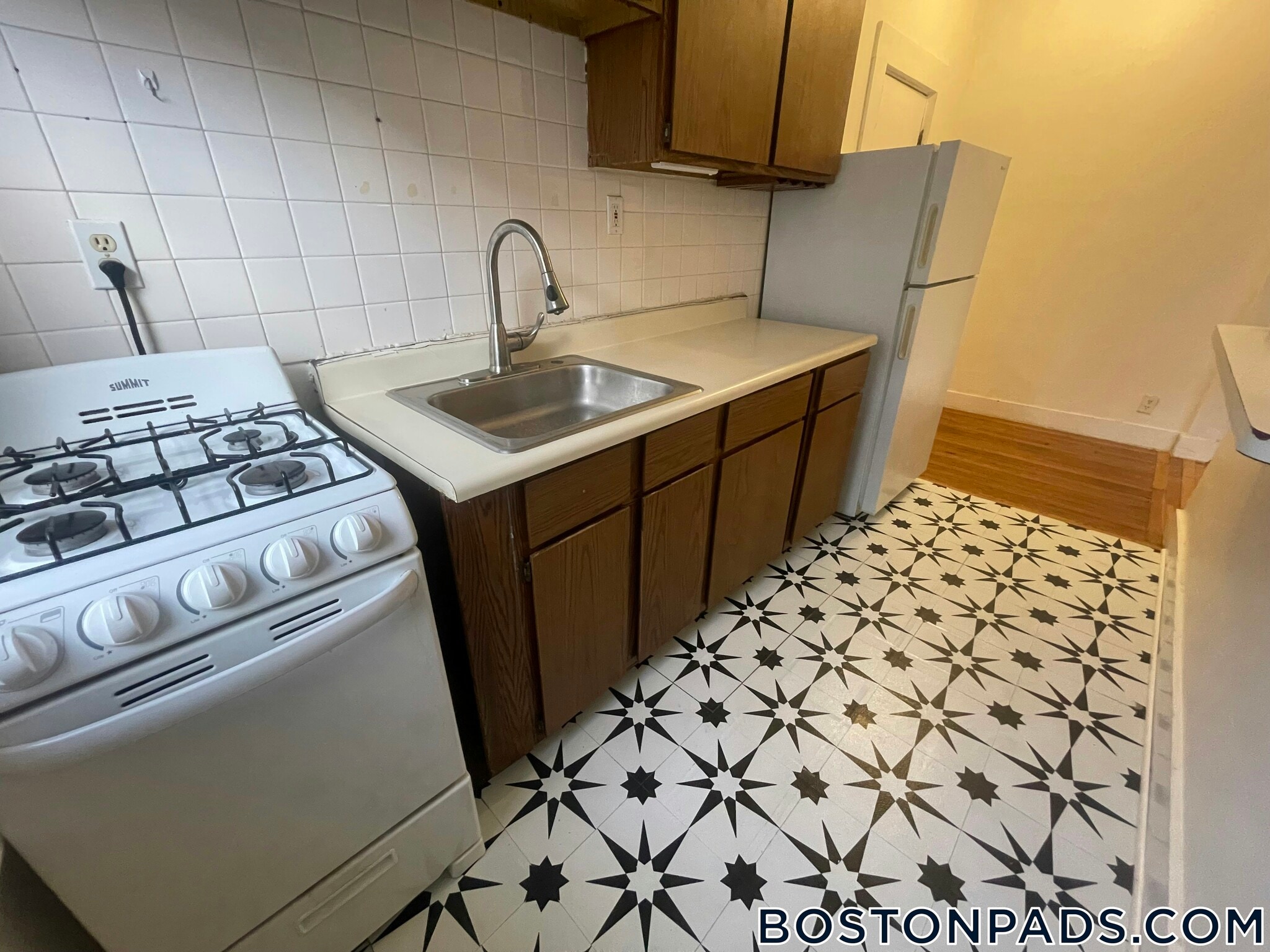 Building Photo - 229 Kelton St