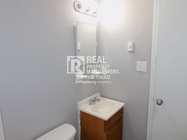 Building Photo - 3 bed/1.5 bath Bungalow in the Heart of Hi...