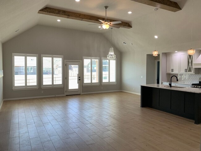 Building Photo - Beautiful home tucked in the rolling woode...