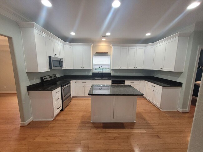 Building Photo - Stunning 4 Bedroom, 2.5 Bath Home Just 3 Blocks to Chesapeake Bay