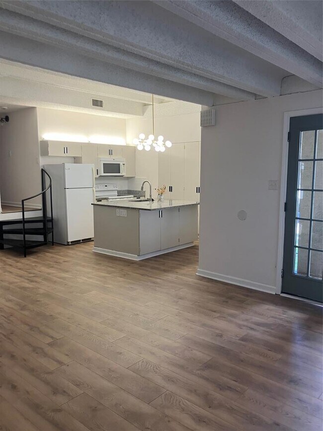 Building Photo - 5914 Lago Vista Way