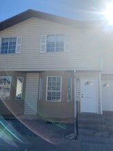 Building Photo - Pheasant Glen Town House #33