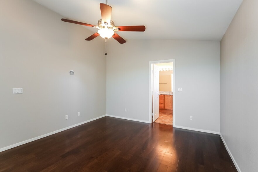 Building Photo - 5936 Crestmont Dr