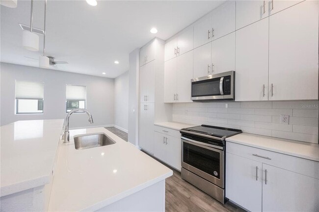 Building Photo - 1330 W Gray St