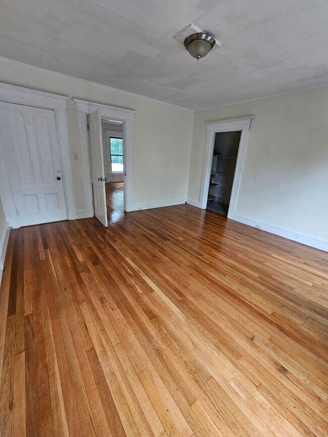 Building Photo - 605 Hall St