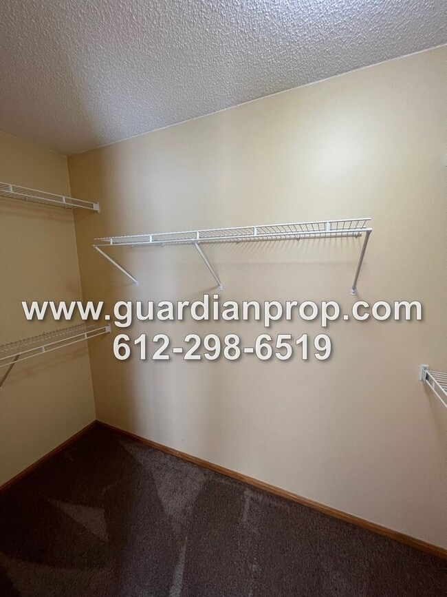 Building Photo - End Unit Townhouse Available October 1st, ...