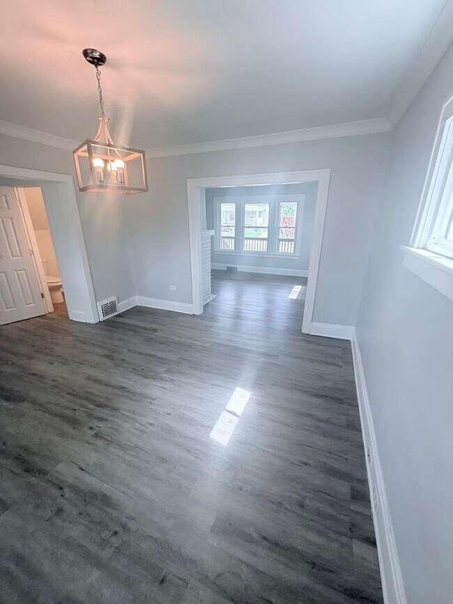 Building Photo - Gorgeous 4 bd, 1.5 bth Cleveland Heights Stunner!