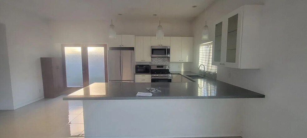 Building Photo - 16043 San Fernando Mission Blvd