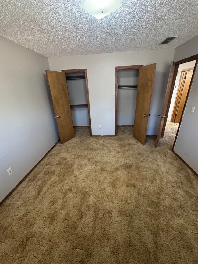 Building Photo - "Charming 2-Bed Duplex in Derby, KS – Your Cozy Retreat Awaits at 206 Osage!"