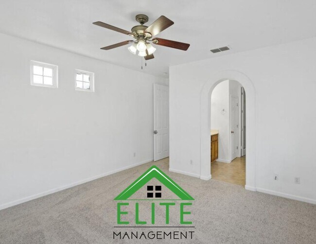 Building Photo - **Spacious 4-Bedroom, 2.5-Bath Home with L...