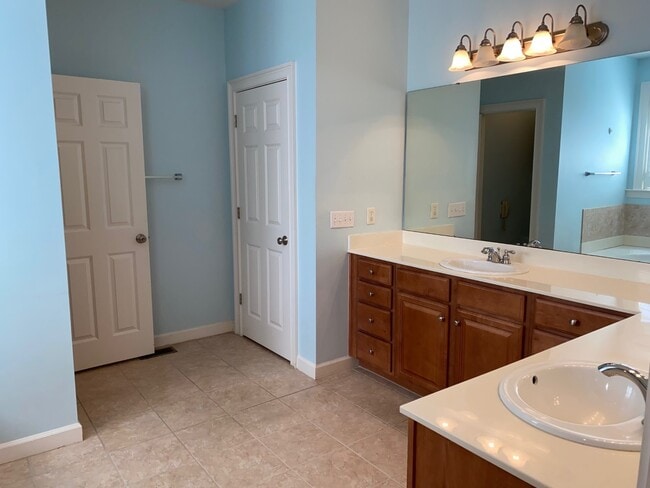 Building Photo - 606 Trillium Ct