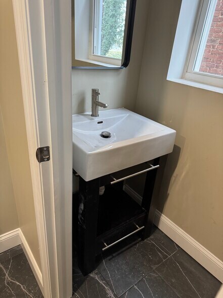 Building Photo - 5 S Augusta Ave