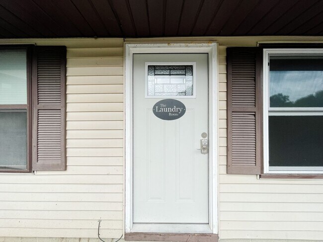 Building Photo - 2213 E Memorial Dr