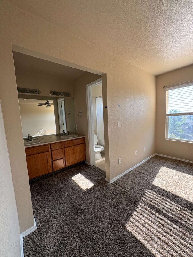 Building Photo - 3 bedroom - Lazy River