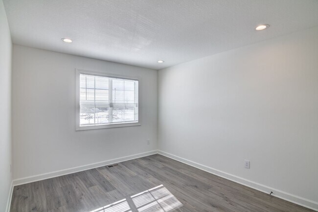 Building Photo - 3 Bedroom Town Home