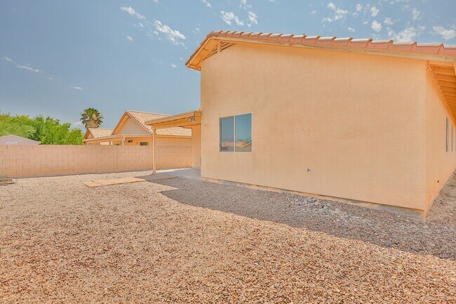 Building Photo - 4 Bedroom 2 Bathroom