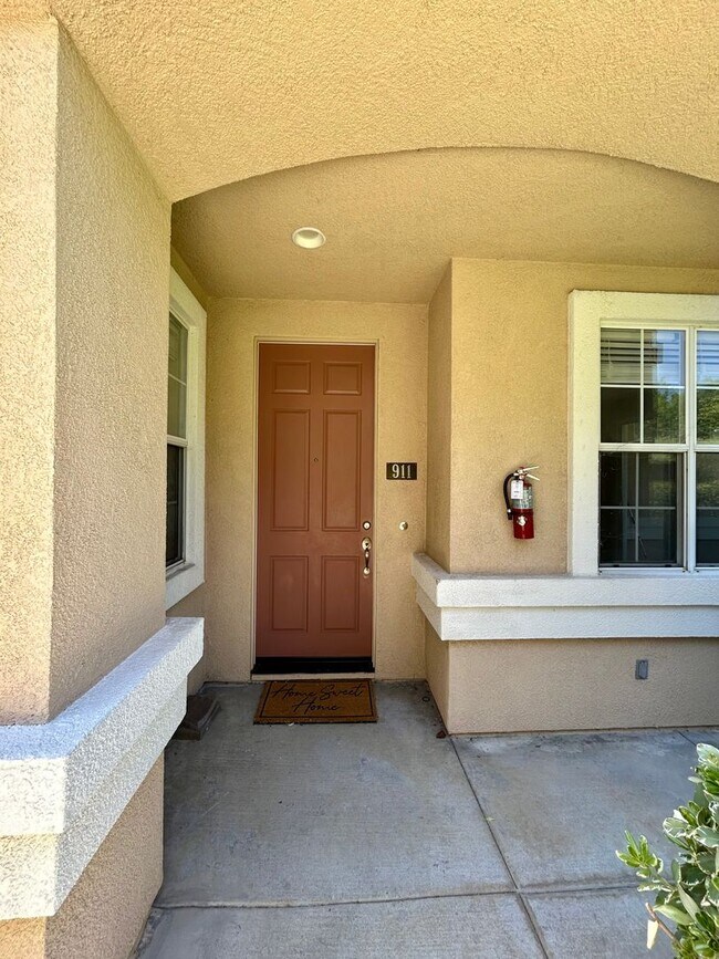 Building Photo - Remodeled and Comfortable Townhome