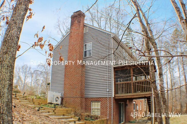 Building Photo - 5 bedroom colonial on 2 acres