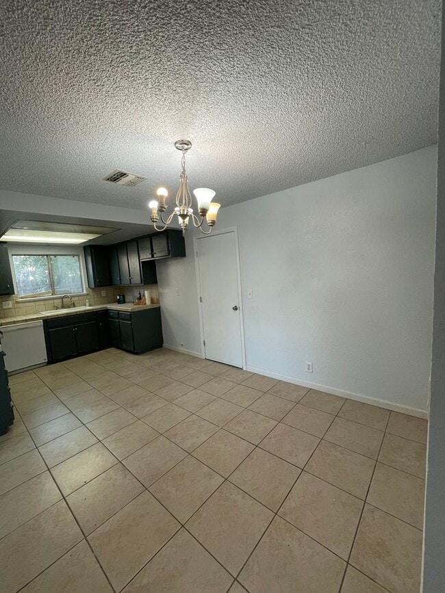 Building Photo - Move-In Ready 4 Bedroom Home!