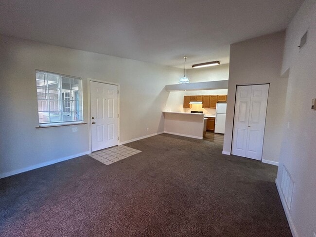 Building Photo - Comfortable 2BR Near Campus