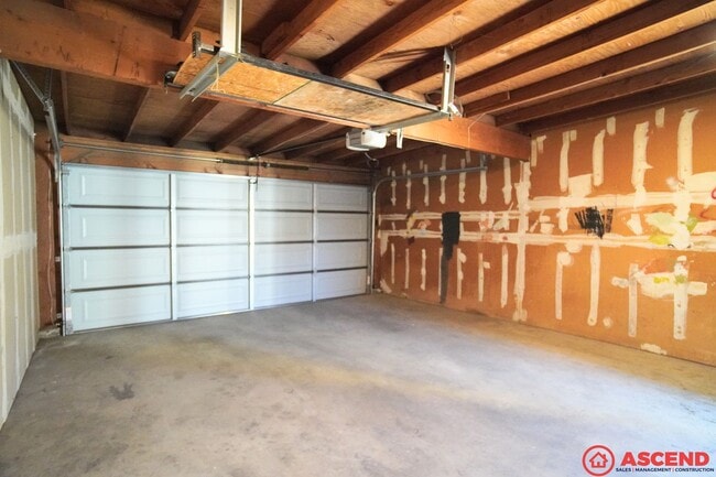 Building Photo - Apartment in Central Bakersfield!