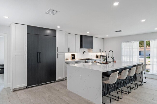 Building Photo - 4193 Hyacinth Cir N