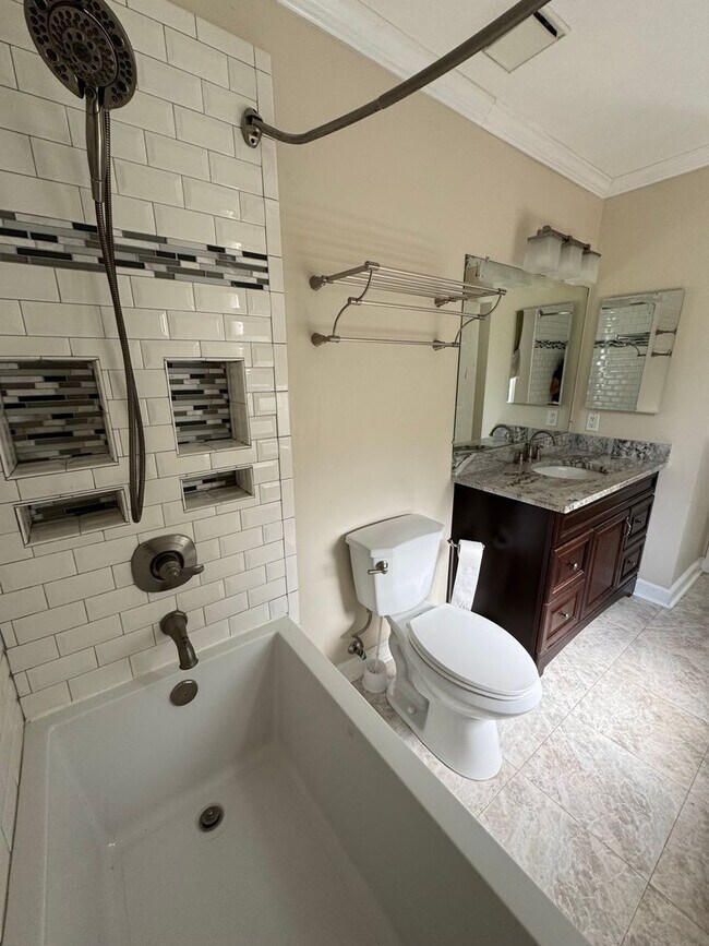 Building Photo - Lovely and Spacious 3 Bedroom 2.5 Bathroom...
