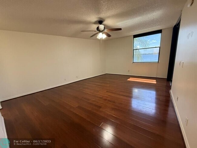 Building Photo - 110 Lake Emerald Dr
