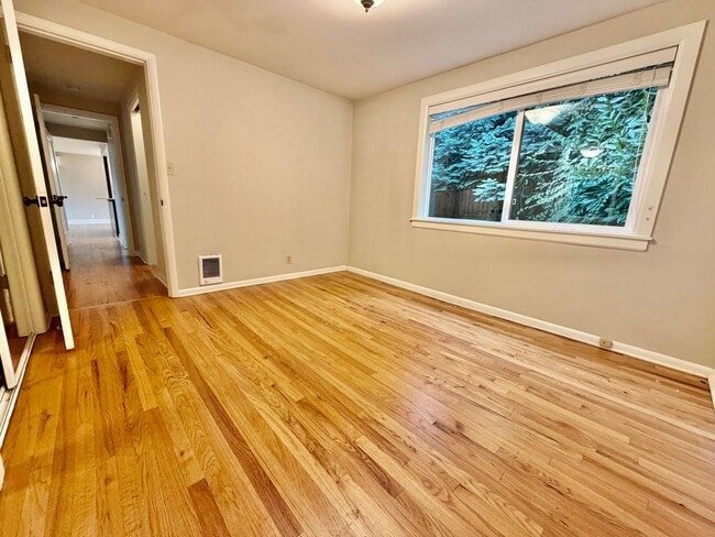 Building Photo - Charming Mid-Century Rambler in Magnolia AVAILABLE NOW! $4495