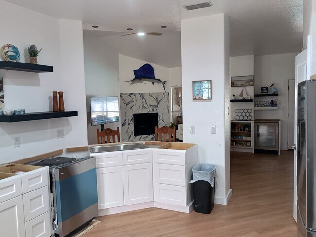 Building Photo - 15829 Vincent Dr