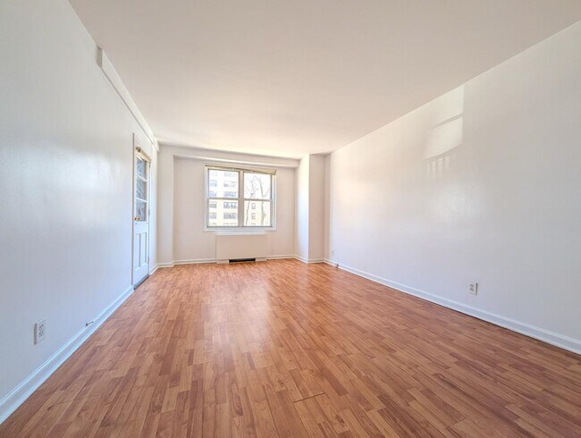 Building Photo - 225 St Pauls Ave