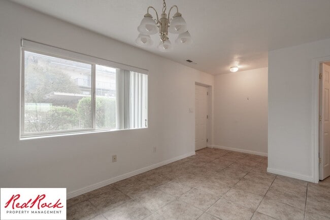 Building Photo - Spacious 3 Bedroom Townhome in Central St....